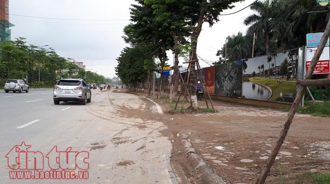 Đường Võ Chí Công (Hà Nội) lại vương vãi đất bẩn ảnh 1